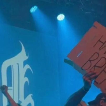 Banda copia FIFA e faz pausa de hidratação no show da Copa