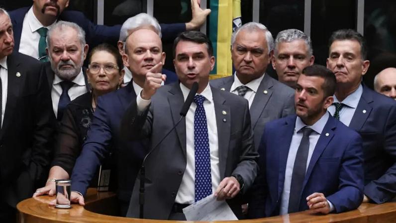 Senador Flávio Bolsonaro discursa pedindo CPMI do Banco Master durante Sessão do Congresso Nacional para analisar vetos parciais à Lei de Diretrizes Orçamentárias (LDO) de 2026.