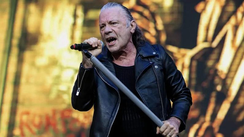 O vocalista Bruce Dickinson durante show do Iron Maiden em Londres, 2025