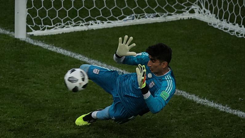 Goleiro Alireza Beiranvand pega pênalti de Cristiano Ronaldo em Irã x Portugal — Foto: Lucy Nicholson/Reuters