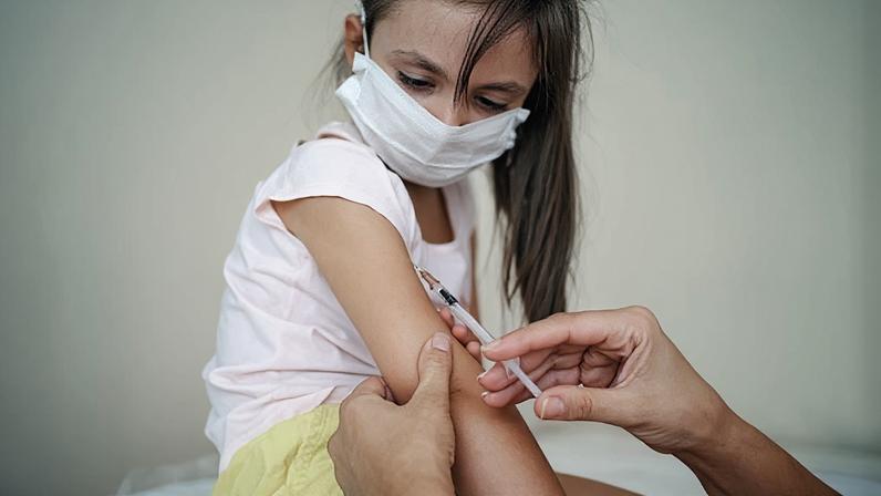 Crianças vacinadas contra gripe têm menos chances de ter sintomas graves de covid-19, diz estudo — Foto: Crescer