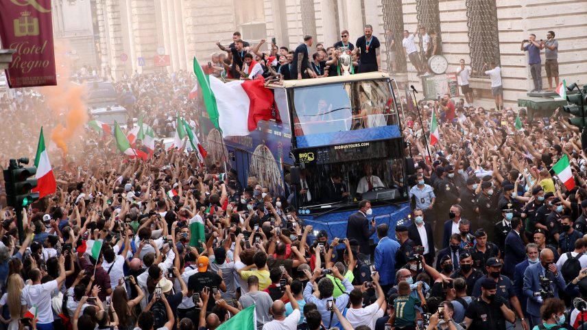 Milhares de torcedores foram às ruas de Roma para acompanhar o desfile dos italianos — Foto: Yara Nardi/Reuters