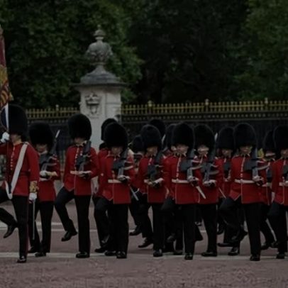 Palácio de Buckingham cancela troca da guarda por calor extremo em Londres