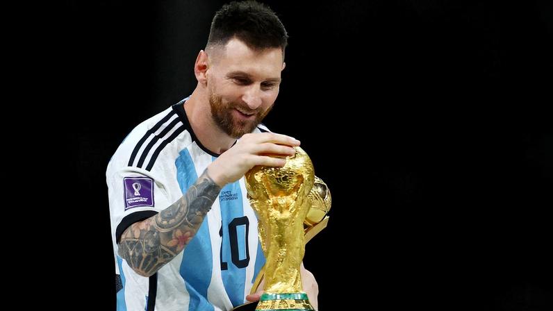 Lionel Messi passando a mão na taça da Copa do Mundo — Foto: REUTERS/Hannah Mckay