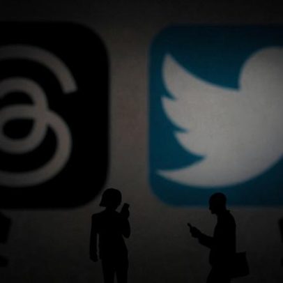 Meta tenta silenciar-a; ela processa a empresa