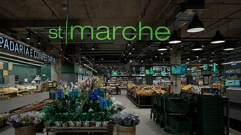 Fundada em 2002, a St. Marche construiu sua atuação voltada ao público de maior renda, com foco em alimentos frescos, produtos importados e itens gourmet.