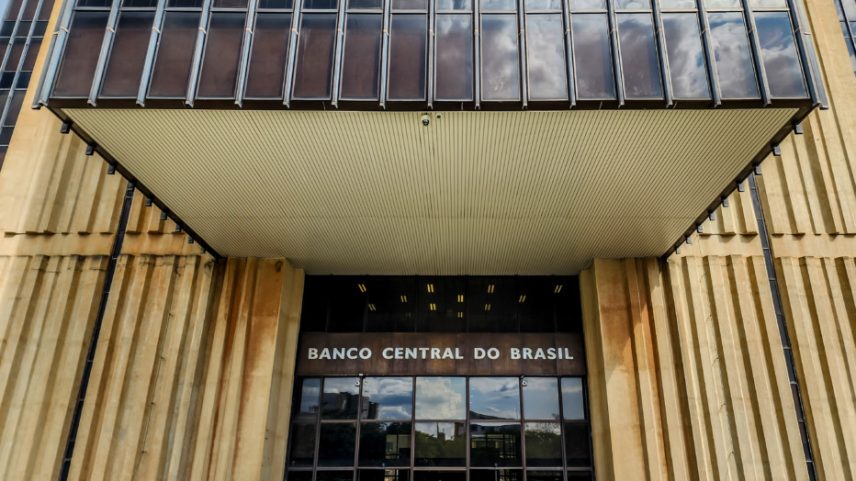 Boletim Focus eleva projeções de inflação e da Selic para 2026