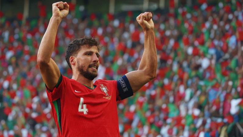 Rúben Dias comemora gol em Portugal x Finlândia — Foto: REUTERS/Pedro Nunes