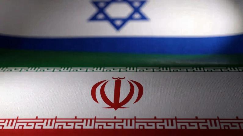 Foto ilustrativa mostra as bandeiras de Israel e do Irã
