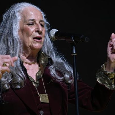 Maria Bethânia completa 80 anos como referência da música brasileira
