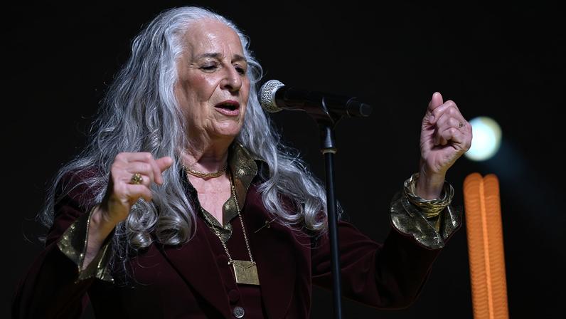 Maria Bethânia canta durante o show Caetano Veloso e Maria Bethânia na turnê no Estádio Mané Garrincha, realizado em 9 de novembro em Brasília. Foto: Mateus Bonomi/AGIF