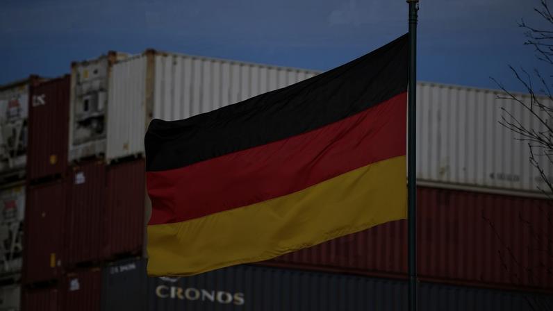 Bandeira da Alemanha em porto de Hamburgo, na Alemanha