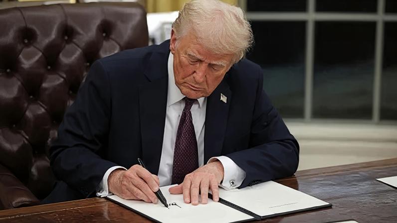 Trump assina documento no Salão Oval da Casa Branca, em Washington20/01/2025REUTERS/Carlos Barria
