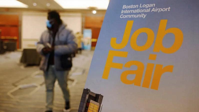 Cartaz de feira de emprego em Boston, EUA - 07/12/2021 (Foto: REUTERS/Brian Snyder)