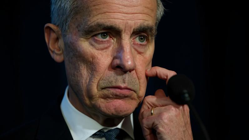 O Primeiro-Ministro do Canadá, Mark Carney, participa de uma coletiva de imprensa em Ottawa, Ontário, em 27 de março de 2025, para discutir a resposta às novas tarifas impostas pelo Presidente dos EUA, Donald Trump.