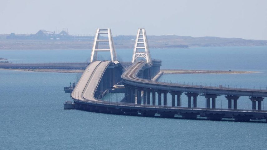 Uma vista mostra a Ponte da Crimeia, uma seção da qual foi danificada por um suposto ataque noturno, vista da cidade de Kerch, Crimeia, em 17 de julho de 2023. REUTERS/Alexey Pavlishak/Foto de arquivo