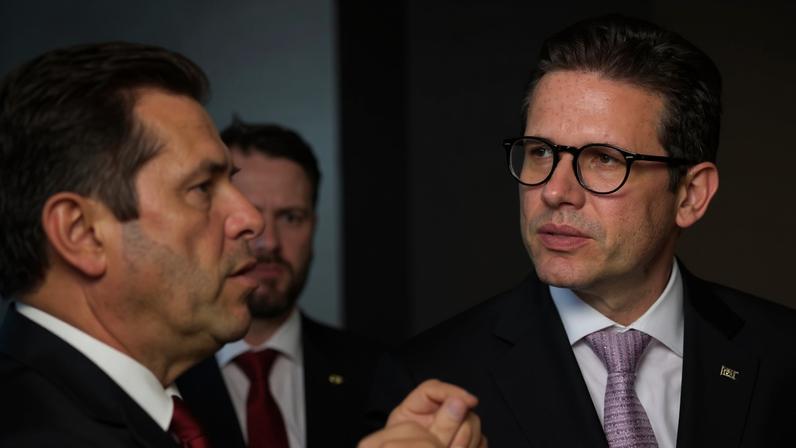 O presidente da Câmara dos Deputados, Hugo Motta, e o presidente do Senado Federal, Davi Alcolumbre, participaram de uma coletiva de imprensa após reunião com o presidente do Brasil, Luiz Inácio Lula da Silva, no Palácio da Alvorada, em Brasília, Brasil, em 3 de junho de 2025. Foto: REUTERS/Adriano Machado.