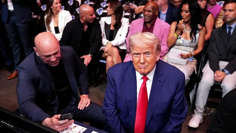Presidente dos EUA, Donald Trump, participa do evento de artes marciais mistas UFC-316 no Prudential Center, em Newark, Nova Jersey, no sábado, 7 de junho de 2025, acompanhado por Dana White, presidente do UFC. Foto: Frank Franklin II/Pool via REUTERS