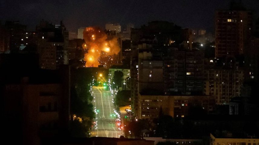 A explosão de um drone é vista durante um ataque de drone russo, em meio ao ataque russo à Ucrânia, em Kiev, Ucrânia, em 10 de junho de 2025. REUTERS/Gleb Garanich