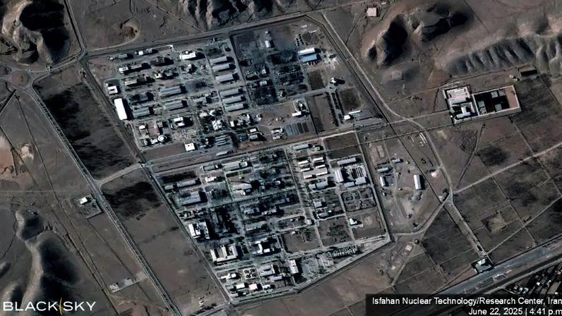 Imagem de satélite mostra prédios destruídos no Centro de Tecnologia Nuclear de Isfahan, após ter sido atingido por ataques aéreos dos EUA, em Isfahan, Irã. Imagem divulgada em 22 de junho de 2025. (Foto: Blacksky/Handout via REUTERS)