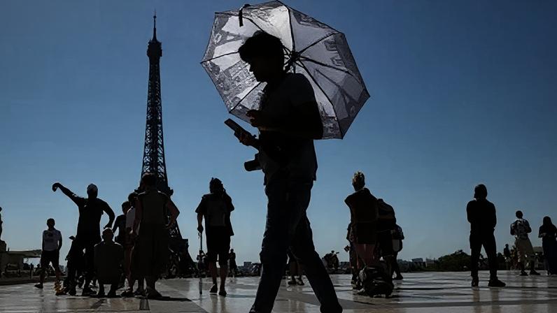 O prefeito de Paris afirma que o número de mortes está aumentando devido à onda de calor e pede que as pessoas não corram riscos.