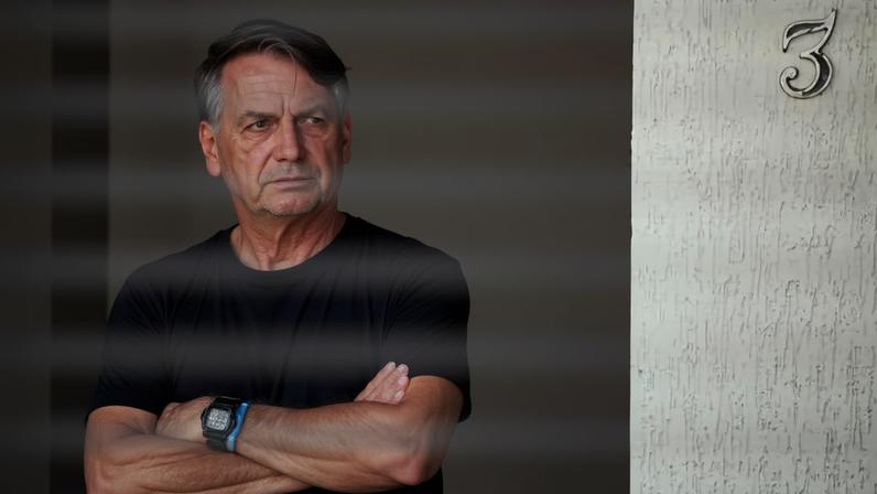 Ex-presidente Jair Bolsonaro em sua casa em Brasília, onde cumpre prisão domiciliar, em 2025 — Foto: Adriano Machado/Reuters