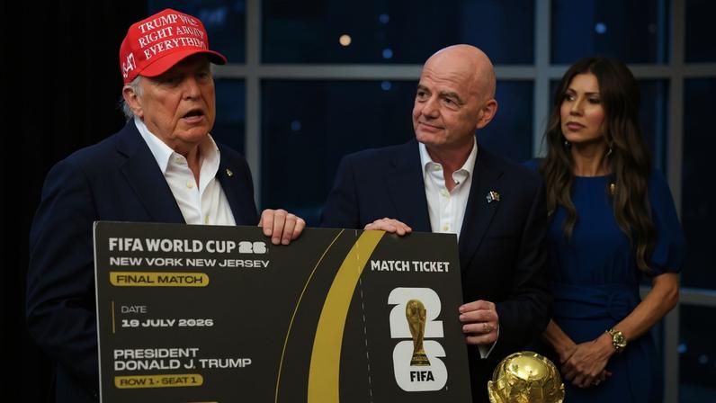 O presidente dos Estados Unidos, Donald Trump, e o presidente da Fifa, Gianni Infantino, seguram um ingresso simbólico para a final da Copa do Mundo de 2026, entregue a Trump, enquanto o presidente faz um anúncio sobre o torneio. Ao fundo, está a secretária de Segurança Interna dos EUA, Kristi Noem. A foto foi tirada no Salão Oval da Casa Branca, em Washington, D.C., em 22 de agosto de 2025. REUTERS/Jonathan Ernst