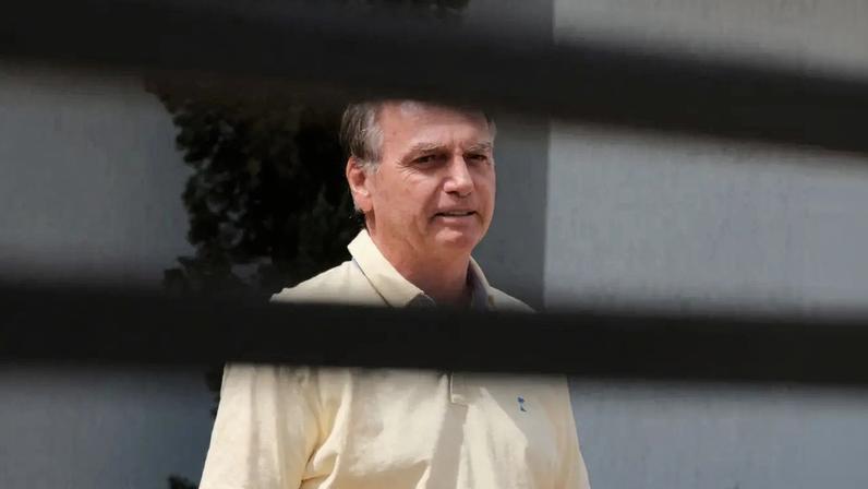 Defesa de Bolsonaro afirma arma era regular e mantém prisão domiciliar