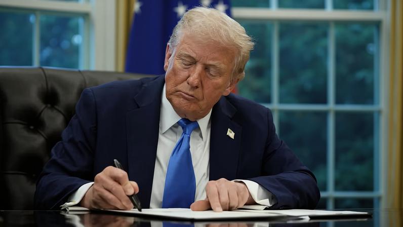 Trump assina ordem executiva para novas condições de visto. — Foto: Reuters/Ken Cedeno