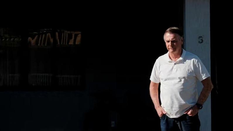 Ex-presidente Jair Bolsonaro em sua casa, em Brasília, em 2025 — Foto: Diego Herculano/Reuters