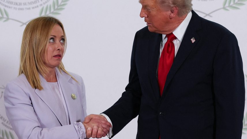 Donald Trump e Giorgia Meloni conversando em sofá durante a cúpula do G7 — Foto: Ministério da Primeira-Ministra da Itália/Divulgação via REUTERS