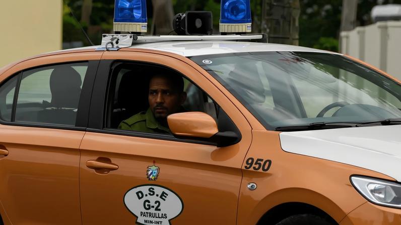 Uma patrulha policial deixa o tribunal onde o ex-ministro da Economia de Cuba, Alejandro Gil, está sendo julgado por acusações de espionagem, Havana, Cuba, 11 de novembro de 2025. REUTERS/Norlys Perez