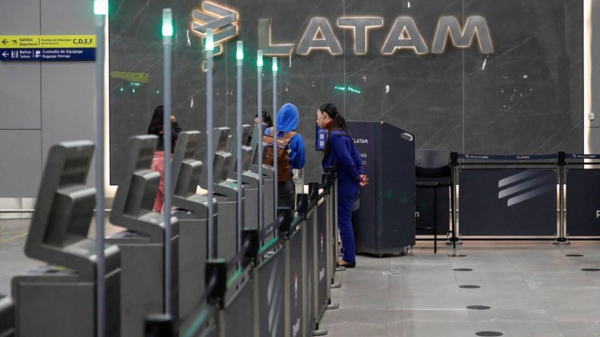 Pessoas aguardam na área de embarque da Latam Airlines dentro do Aeroporto Internacional de Santiago, Chile - 11/11/2025 (REUTERS/Rodrigo Garrido)