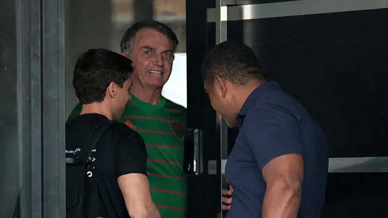 O ex-presidente do Brasil, Jair Bolsonaro, aparece na porta de sua casa, durante seu período de prisão domiciliar, em Brasília, Brasil, em 21 de novembro de 2025 (Foto: REUTERS/Mateus Bonomi)