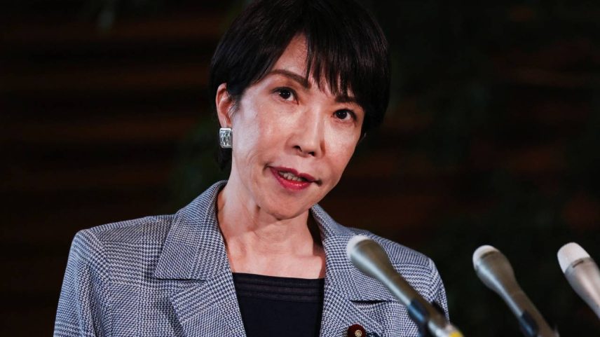 A primeira-ministra do Japão, Sanae Takaichi, fala com a imprensa após uma ligação telefônica com o presidente dos EUA, Donald Trump, em sua residência oficial em Tóquio, Japão, em 25 de novembro de 2025. REUTERS/Issei Kato