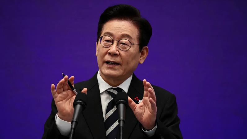 O presidente sul-coreano Lee Jae Myung responde à pergunta de um repórter durante uma coletiva de imprensa para marcar o primeiro aniversário da declaração da lei marcial de 3 de dezembro de 2024 pelo ex-presidente Yoon Suk Yeol, na Casa Azul em Seul, Coreia do Sul, em 3 de dezembro de 2025. REUTERS/Kim Hong-Ji