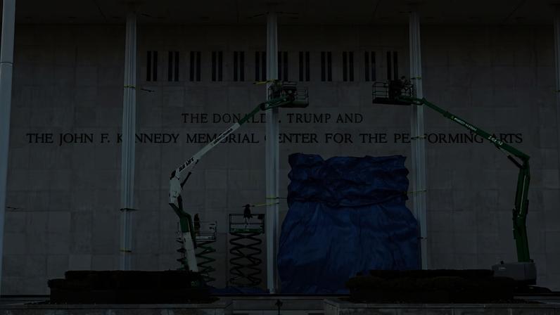 Fachada do Kennedy Center, com nome de Donald Trump inserido no início do letreiro original 'Centro Memorial John F. Kennedy de Artes Cênicas' em 19 de dezembro de 2025.