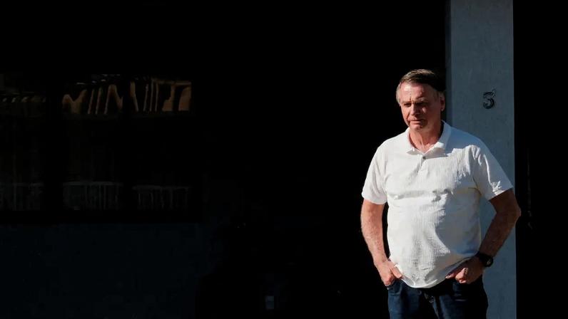 O ex-presidente do Brasil, Jair Bolsonaro, observa de sua residência enquanto o governador de São Paulo, Tarcísio de Freitas (não mostrado), sai após uma visita em Brasília, Brasil, 29 de setembro de 2025. REUTERS/Diego Herculano
