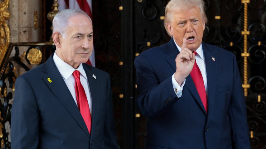 O presidente dos EUA, Donald Trump, fala com a imprensa ao lado do primeiro-ministro israelense, Benjamin Netanyahu, em 29 de dezembro de 2025 — Foto: REUTERS/Jonathan Ernst