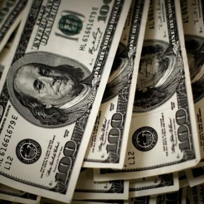 Dólar cai após notícia de inflação no Brasil e no Oriente Médio, Ibovespa sobe