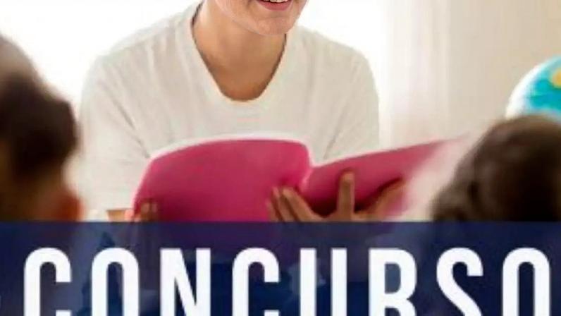 Professora lendo livro para alunos.