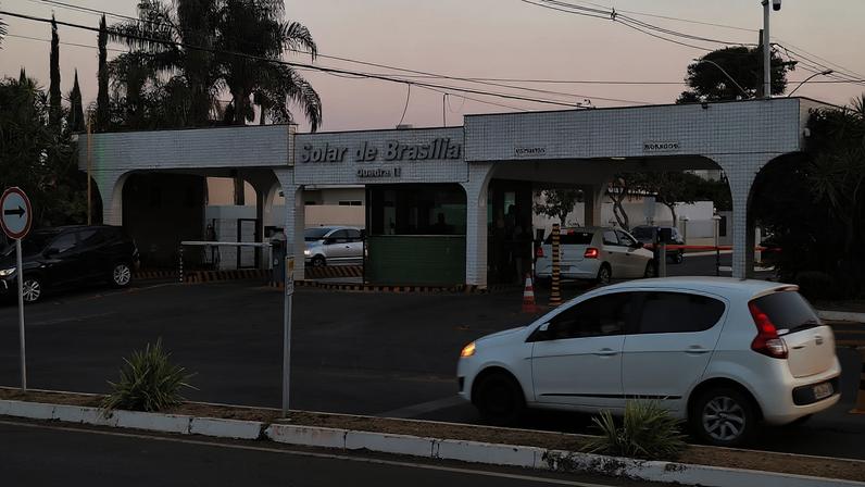 Brasília (DF), 11/09/2025 - Fachada do condomínio Solar de Brasília, onde mora e cumpre prisão domiciliar o ex-presidente Jair Bolsonaro. Foto: Fabio Rodrigues-Pozzebom/ Agência Brasil