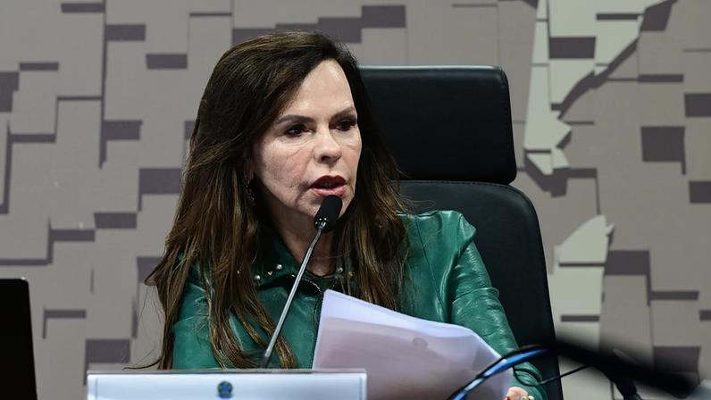À mesa, presidente da CDR, senadora Professora Dorinha Seabra (União-TO), conduz reunião.