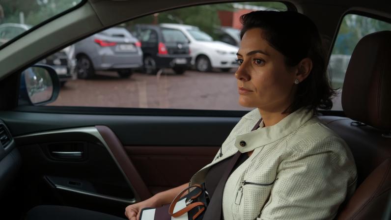Michelle Bolsonaro deixa o hospital onde aguardava o marido, o ex-presidente brasileiro Jair Bolsonaro, que solicitou autorização para ser levado a um hospital para exames médicos após sofrer uma queda na sede da Polícia Federal. O pedido foi negado porque um médico da Polícia Federal considerou que, após o atendimento inicial, não havia necessidade de internação, segundo comunicado divulgado em Brasília, Brasil, em 6 de janeiro de 2026. REUTERS/Diego Herculano