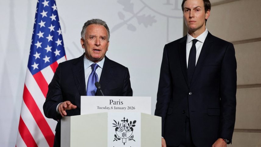 nviado especial dos EUA, Steve Witkoff, discursa ao lado Jared Kushner observa durante uma coletiva após a assinatura da declaração sobre o envio de forças pós-cessar-fogo para a Ucrânia