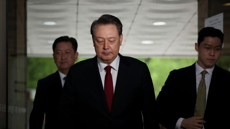 O ex-presidente sul-coreano Yoon Suk Yeol chega a um tribunal para participar de uma audiência de revisão de seu mandado de prisão, solicitado por promotores especiais, em Seul, Coreia do Sul, em 9 de julho de 2025. REUTERS/Kim Hong-Ji/Pool/Foto de arquivo