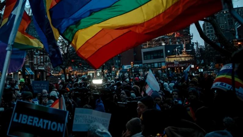 Pessoas protestam em Nova York após remoção da bandeira LGBT+. Foto: REUTERS/Eduardo Munoz