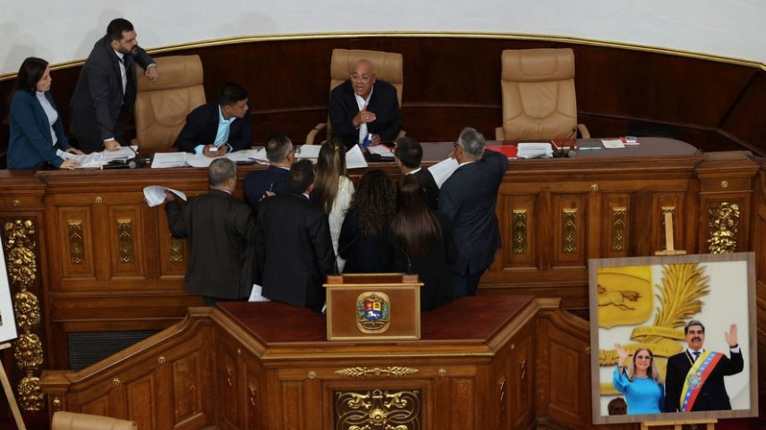 Jorge Rodríguez (sentado no centro), presidente da Assembleia Nacional da Venezuela, em fevereiro — Foto: REUTERS/Leonardo Fernandez Viloria
