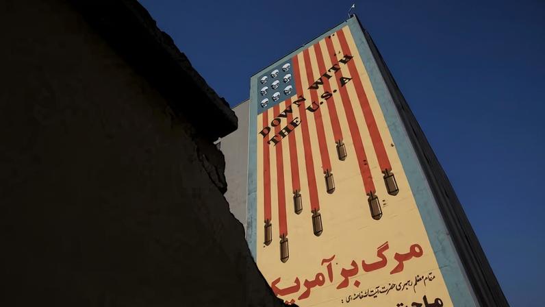 Um mural anti-EUA em um prédio em Teerã, Irã — Foto: Majid Asgaripour/WANA (West Asia News Agency) via REUTERS