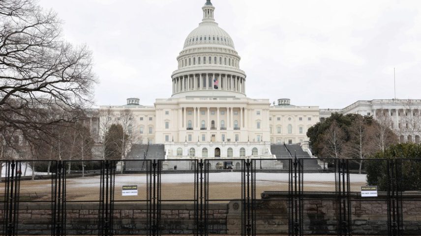 Cercas de segurança cercam o Capitólio dos EUA antes do discurso do Estado da União , em Washington, DC, EUA, 23 de fevereiro de 2026